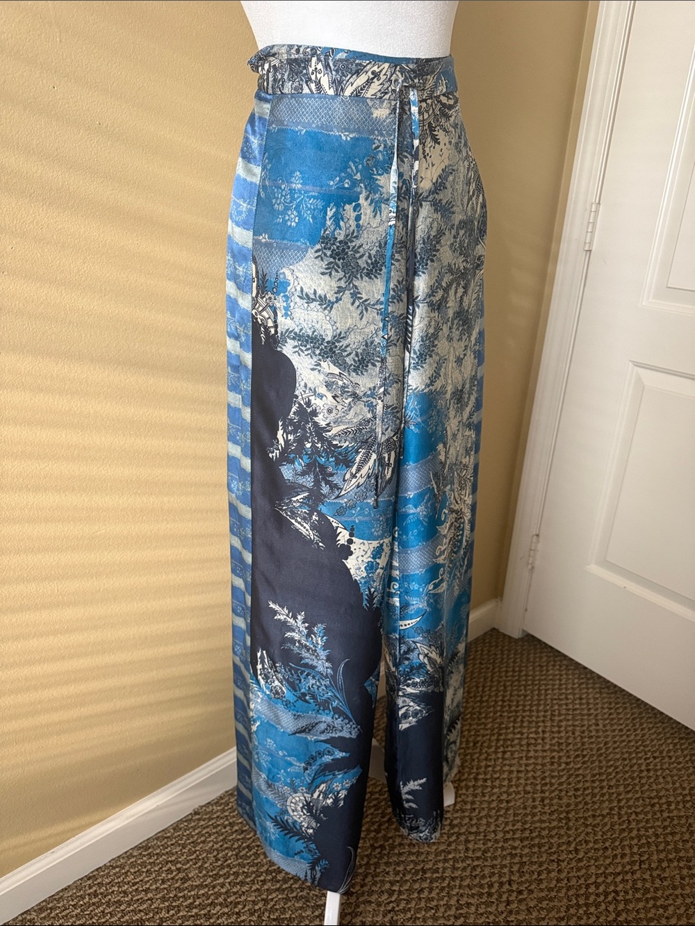 Elie Tahari Blue and White Printed Wrap-Front Maxi Pants 100% Silk Size S - Picture 2 of 10